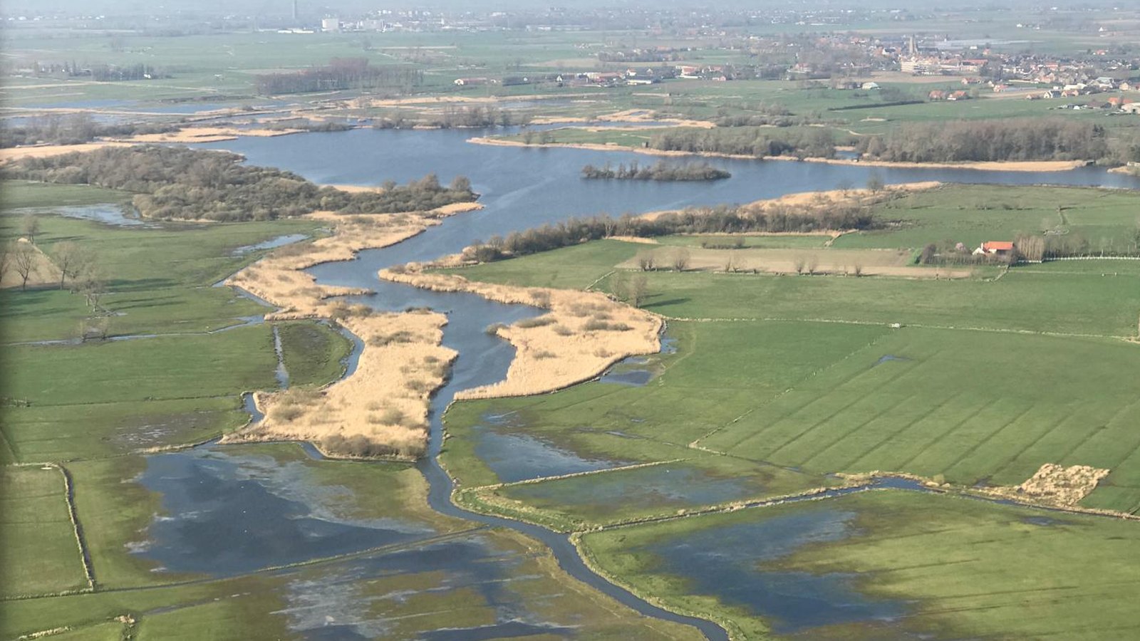 Luchtbeeld van De Blankaart in Woumen bij Diksmuide, met de vijver en de IJzerbroeken