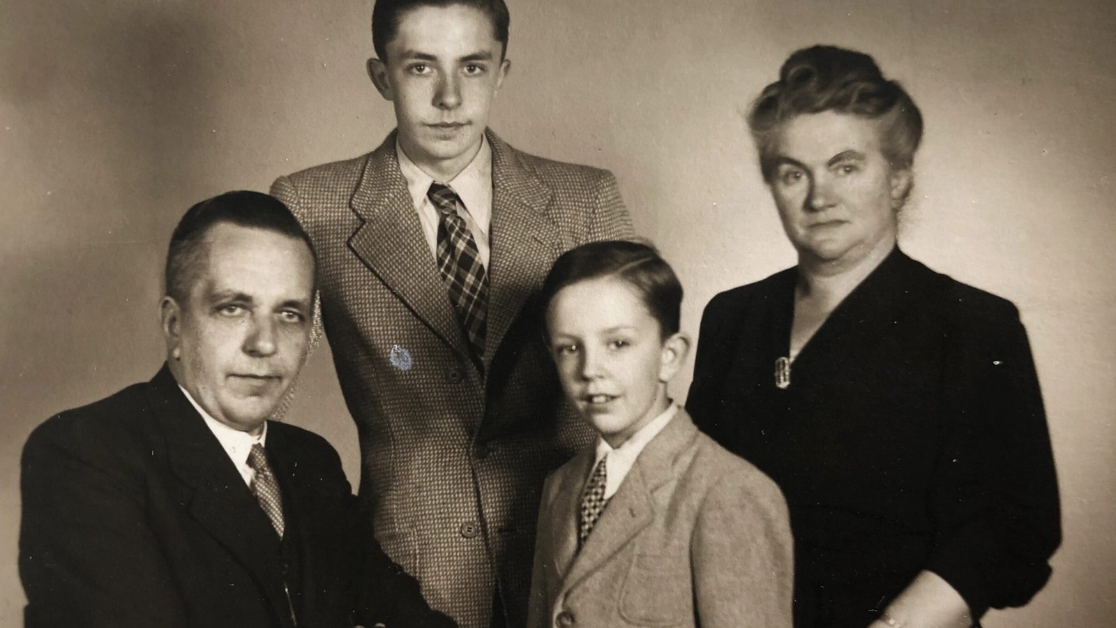Sepiaportret van een gezin uit de jaren vijftig, het soort familiefoto waarmee je een stamboom maken start